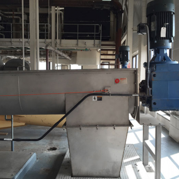 Dried sludge conveyor system 